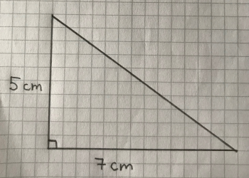 En retvinklet trekant med sider på 5 cm og 7 cm