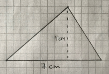 Spidsvinklet trekant med en højde på 4 cm og en grundlinje på 7 cm